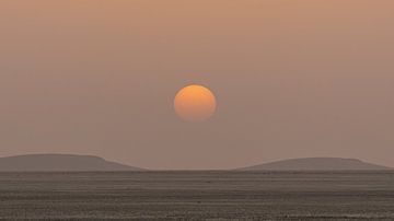 Tiefstehende Sonne in der Sahara von Lennart Verheuvel