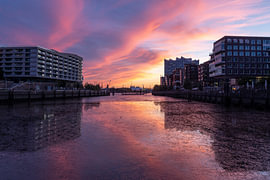 Vuur aan de hemel: spectaculaire zonsondergang boven de Hafencity in Hamburg