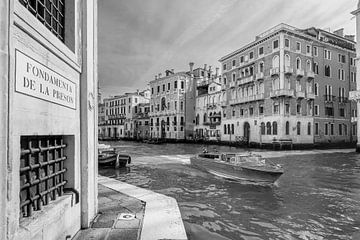 Grand canal Venetië zwart wit