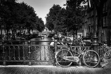 Amsterdam Fiets op gracht zwart wit van marlika art