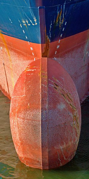 Boeg van een schip afgemeerd in de sluis. van scheepskijkerhavenfotografie