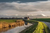 Langs de IJsselmeerdijk van Friesland met Workum op de achtergrond van Harrie Muis thumbnail