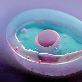 Abstrakte Fotografie von farbigen Pastellen, Öl in Wasser von Jeannine Van den Boer