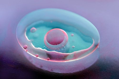 Abstracte fotografie van kleurrijke pastels, olie in water van Jeannine Van den Boer