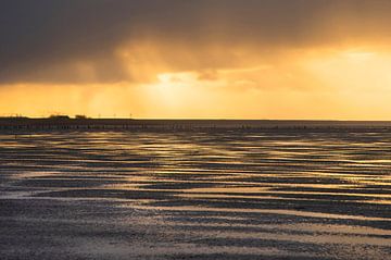 Wolken tijdens zonsondergang boven Waddenzee bij Westhoek tijdens laag water van Marcel van Kammen