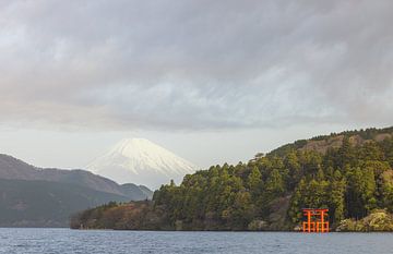 Berg Fuji - Ashi-See - Heiwa no Torii - Japan (Tokio) von Marcel Kerdijk