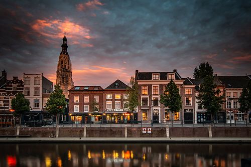 Skyline von Breda bei Sonnenuntergang