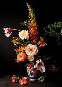 Fröhliches Blumenstilleben in delfsblauer Vase von simone swart