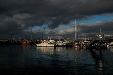 Dreigende wolken boven de haven van Mallaig, Schotland van Paul van Putten
