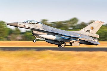 Landing van een F-16 bij zonsondergang van KC Photography