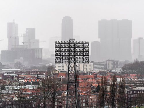 Lichtmast van De Kuip met de skyline van Rotterdam van Jeroen van Dam