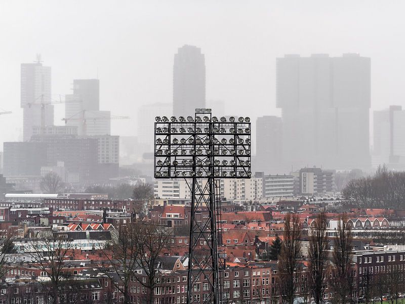 Lichtmast van De Kuip met de skyline van Rotterdam van Jeroen van Dam