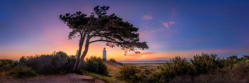 Dageraad bij de vuurtoren Dornbusch op het eiland Hiddensee. Panoramafoto.