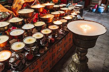 Lampes à beurre tibétaines dans un monastère
