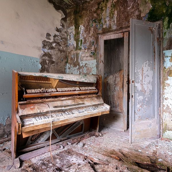 Verlaten Piano in Zwaar Verval. van Roman Robroek - Foto's van Verlaten Gebouwen