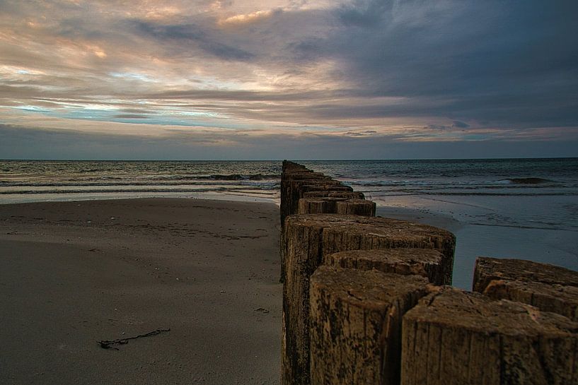Kribben die in zee steken. Genomen in Zingst, aan de Darß. Het perspectief is gericht op de horizon van Martin Köbsch