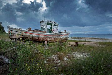 Verlaten oude visserboot op het strand van Corfu van Albert Brunsting