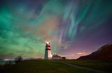 Nordlichter tanzen über dem Leuchtturm von Alnes auf Godøy, Norwegen von qtx
