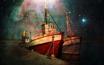 Twee oude vissersboten in de haven en de nachtelijke hemel van Werner Lehmann