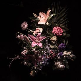 Nature morte avec des fleurs dans les tons de rose sur Bianca Neeleman