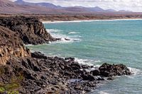 Panoramisch uitzicht op de rotsachtige kust van El Cotillo op het Canarische eiland Fuerteventura
