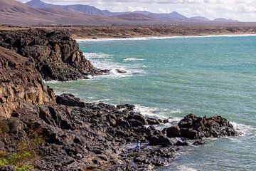 Panoramisch uitzicht op de rotsachtige kust van El Cotillo op het Canarische eiland Fuerteventura van Reiner Conrad