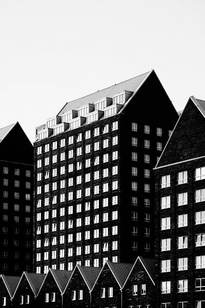 High Contrast B&W Apartment Building van Insolitus Fotografie