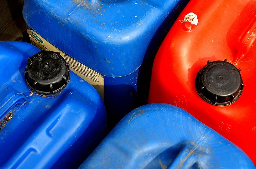 Rode en blauwe jerrycans van Alice Berkien-van Mil