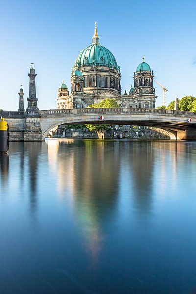 Berlina Dom in de ochtend uitzicht over de Spree naar het Museumeiland van Fotos by Jan Wehnert