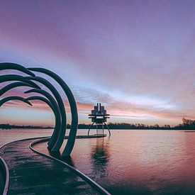 Kunstwerk im Wasser bei Sonnenaufgang von Arjan Stunnenberg
