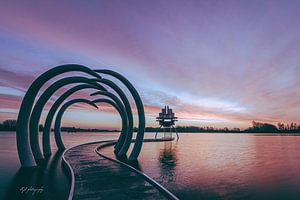 Kunstwerk im Wasser bei Sonnenaufgang von Arjan Stunnenberg