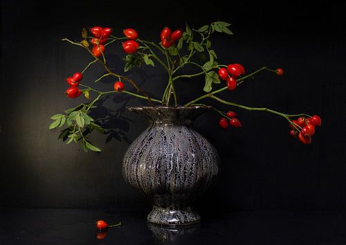 Stilleven met rozenbottel