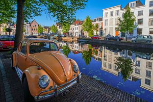 Rapenburg in Leiden met oranje kever van Dirk van Egmond