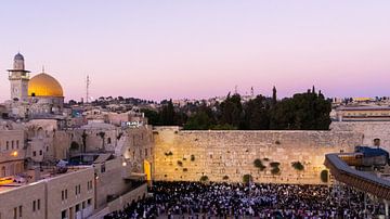 Zonsondergang tijdens shabbat bij de Klaagmuur in Jeruzalem van Jessica Lokker