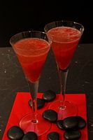 Papaya und Erdbeere treffen auf Sekt.