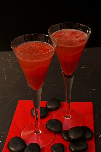 Papaya und Erdbeere treffen auf Sekt. von Babetts Bildergalerie