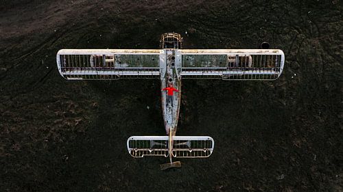 Persoon op verlaten vliegtuig vanuit de lucht