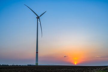 Uitzicht op een windturbine bij zonsondergang in Allstedt van Andreas Völkel