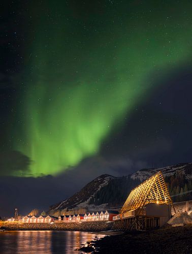 Nordlichter tanzen über Leknes auf den Lofoten in Norwegen an einem magischen Abend