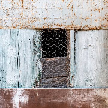 Detail van een deels dichtgetimmerde deur in het dorp Balazuc in Frankrijk van Cindy Mulder