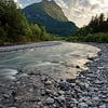 Une rivière le long des montagnes pendant le coucher du soleil. sur Robinotof