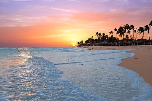 Druif strand met zonsondergang op Aruba in de Caribische Zee