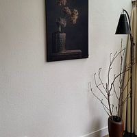 Photo de nos clients: Nature morte avec un vase doré sur fond sombre par Joey Hohage, sur artframe