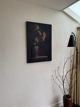 Kundenfoto: Stillleben mit goldener Vase vor dunklem Hintergrund