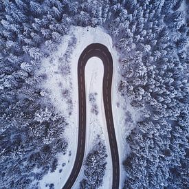 Kehre / Enge Kurve der Schwarzwaldhochstraße bei Freudenstadt durch den verschneiten Winterwald von Capture ME Drohnenfotografie