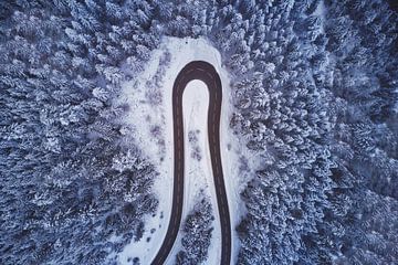 Bocht / Krappe bocht van de Schwarzwald-Hochstraße bij Freudenstadt door het besneeuwde winterwoud van Capture ME Drohnenfotografie