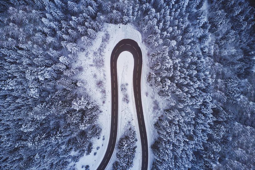 Kehre / Enge Kurve der Schwarzwaldhochstraße bei Freudenstadt durch den verschneiten Winterwald von Capture ME Drohnenfotografie
