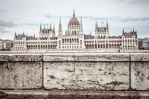 Unterschiedliche Ansichten des ungarischen Parlamentsgebäudes mit Stützmauer und ohne Fluss