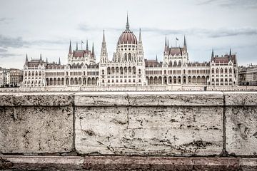 andere kijk op het parlementsgebouw van Hongarije op steunmuur en zonder rivier