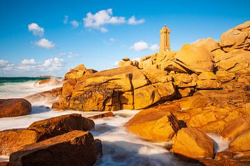 vuurtoren aan de Atlantische kust in Bretagne bij Ploumanach